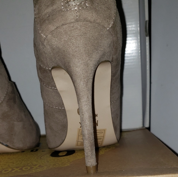 SOLD Mix No. 6 Klemtu Pump Taupe. - Picture 7 of 12